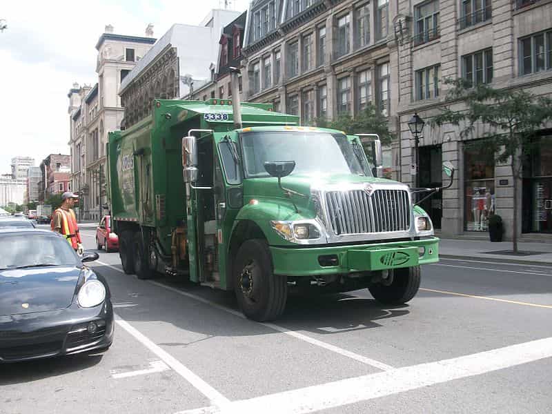 Dans certaines villes, les camions-poubelles sont électriques. Une façon de mieux respecter l'environnement. © Kevin.B, Wikimedia Commons, cc by sa 3.0