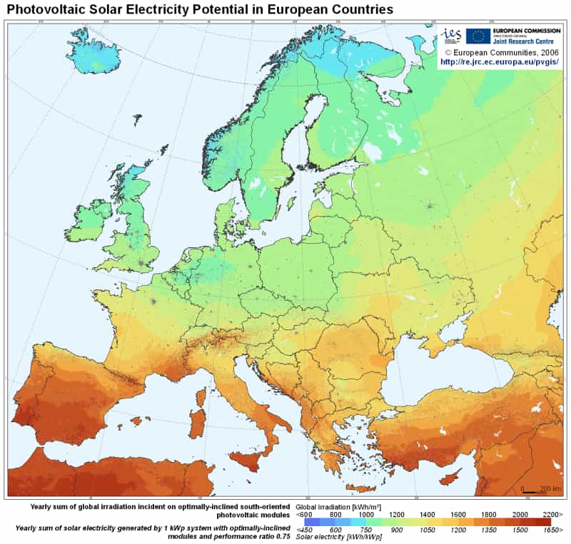 Carte du potentiel photovoltaïque de l’Europe. Plus les couleurs tirent vers le rouge, plus le potentiel est important et plus il tend vers le bleu, plus il est faible. © Commission européenne