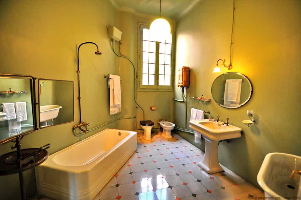 Aménager une petite salle de bains est possible avec quelques astuces. © Roger Price, Wikimedia Commons, CC BY 2.0