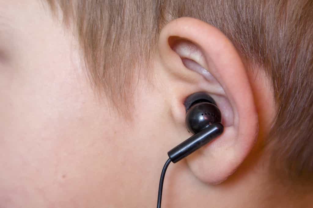 L’écoute prolongée de musique même à faible volume peut entraîner une atteinte auditive. © vitec40, Fotolia