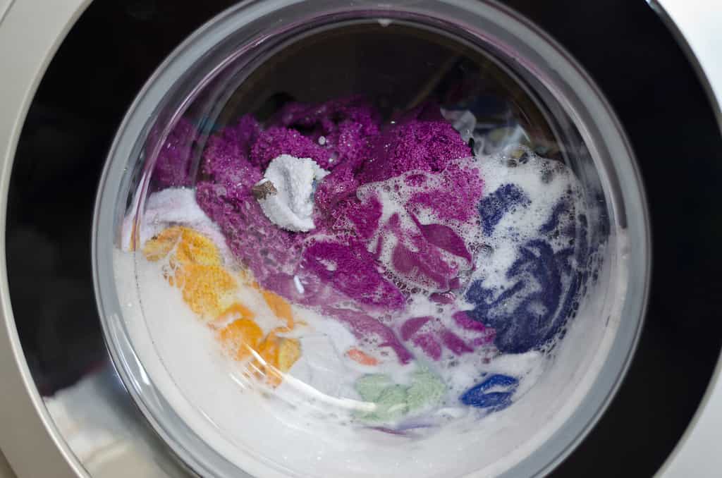 Le lavage des vêtements synthétiques engendre une pollution microplastique. © nerksi, Fotolia