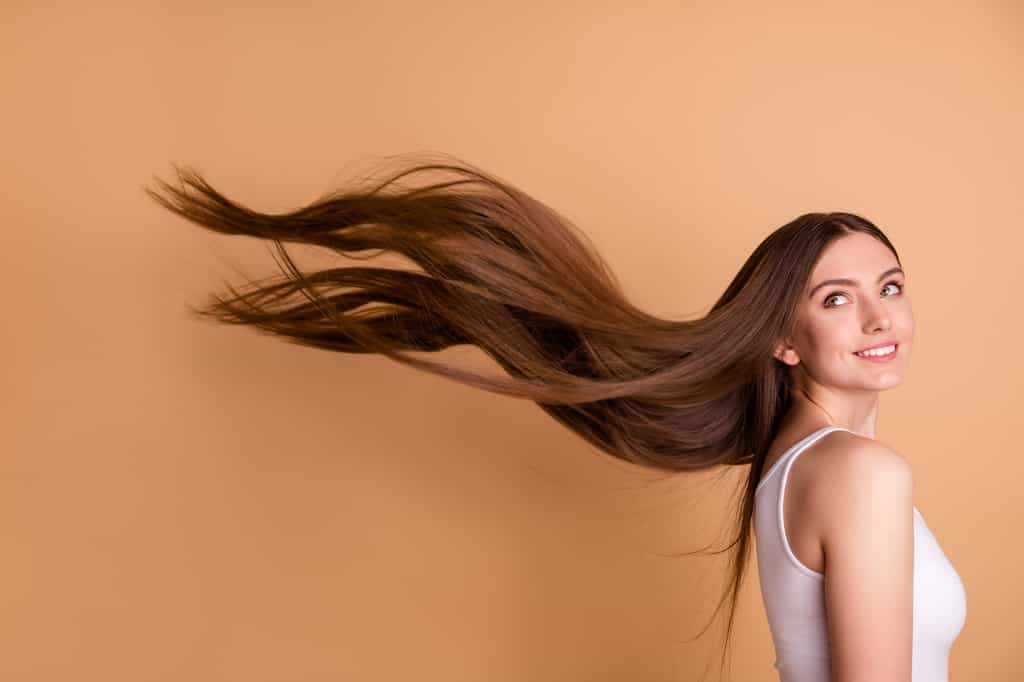 La phase de pousse du cheveu dure plus longtemps chez les femmes. © eagreez, Adobe Stock