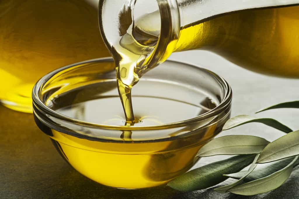 Une consommation quotidienne d'huile d'olive pourrait diminuer le risque de décès par démence, même si cela reste à prouver dans des essais contrôlés randomisés. © Dusan Zidaz, Adobe Stock