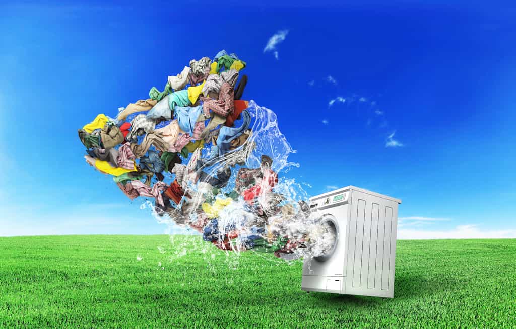 À chaque lessive, les vêtements perdent des microfibres qui viennent polluer l’eau. © sveta, Adobe Stock