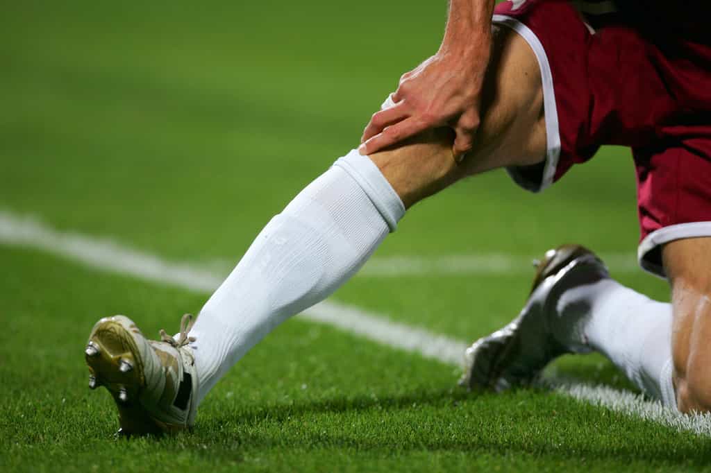 Les sport à pivot, comme le football ou le basket, présentent un risque de rupture du ligament croisé du genou. © karaboux, Adobe Stock