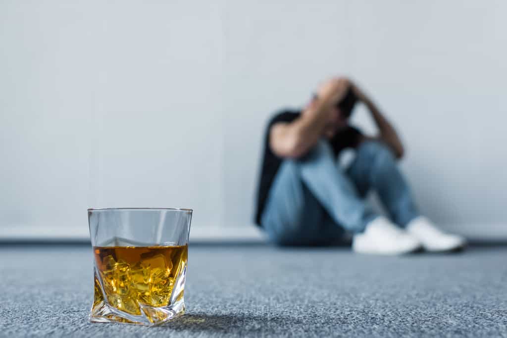 Un arrêt brutal de l’alcool peu entraîner des graves symptômes de sevrage. © Lightfield Studio, Fotolia