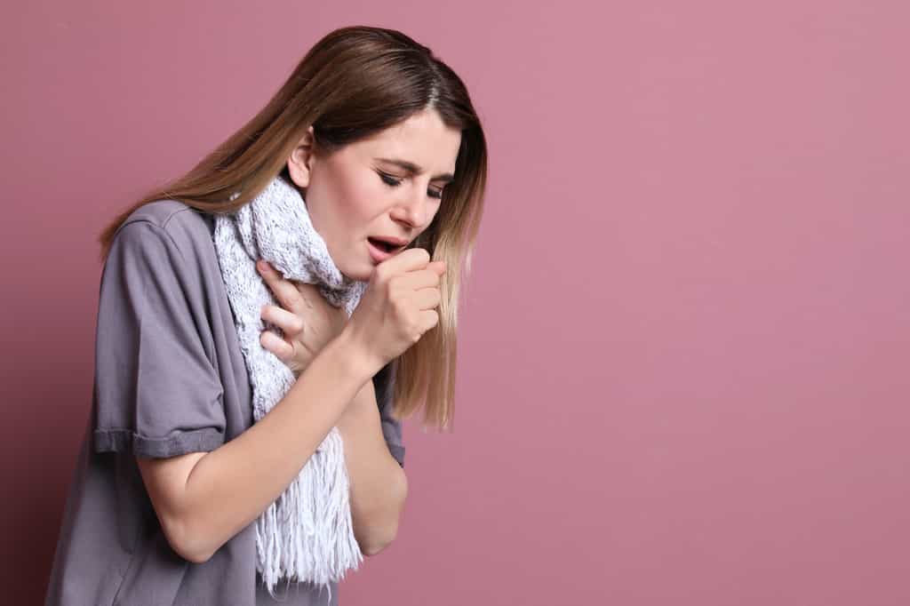 La toux est un symptôme commun aux deux maladies. © New Africa, Adobe Stock
