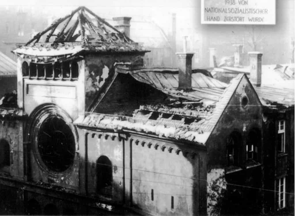Une synagogue en ruines après la nuit de Cristal. Ce pogrom marquera la radicalisation des mesures antisémites en Allemagne. © Wikimedia Commons, cc by 3.0