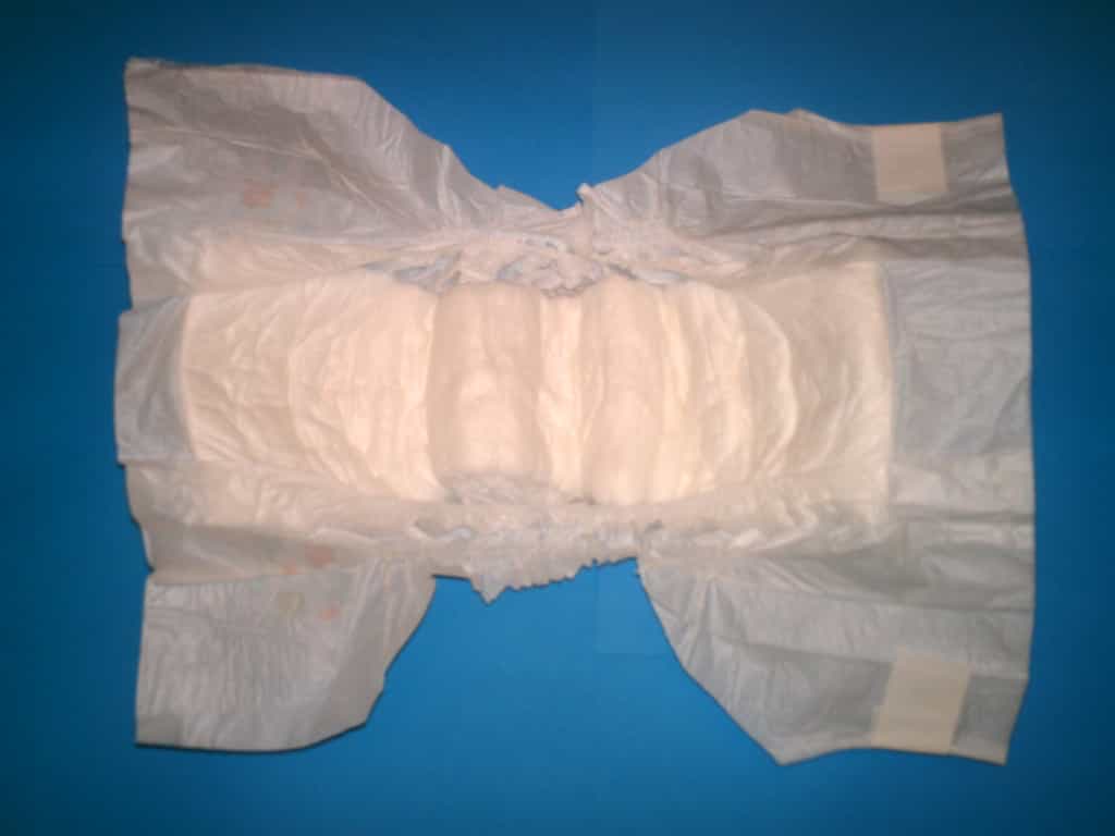 Couche-culotte jetable pour bébé. Le choix des couches lavables en coton permet de faire des économies substantielles. © Coop41, Wikimedia Commons, DP