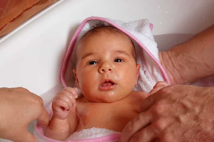 Lorsque vous donnez le bain à Bébé, ne relâchez jamais votre vigilance - Crédits : Dron - Fotolia