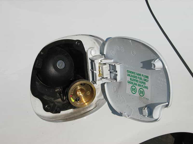 Bouchon de réservoir d’une voiture flex-fuel GPL/essence : l’accès aux deux réservoirs est visible, en haut pour l’essence et en bas pour le GPL. © Speculos, Wikimedia CC by-sa 3.0