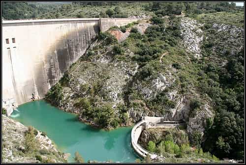 Le barrage de Bimont et son contre barrage. Le grand barrage alimente en eau une partie de la région d’Aix-en-Provence tandis que la micro centrale à son pied produit 9 GWh d’électricité par an. © bube09 CC by-nc-sa 2.0
