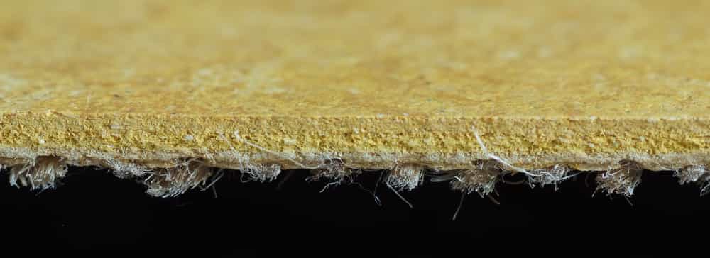 Poser du lino sur un parquet pour modifier l'aspect visuel du sol. © Alice Wiegand, Wikimedia Commons, CC BY-SA 3.0