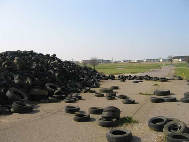 Une montagne de pneus usagés abandonnés sur le tarmac d’une ancienne base militaire. © Nigel Jones, Geograph CC by-sa 2.0
