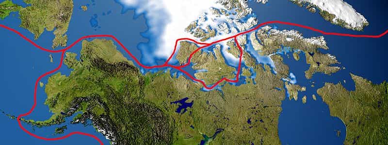 Le passage du nord-ouest (lignes rouges) ouvert par la régression de la banquise. © Foobaz, d’après une image de la Nasa, Wikimédia domaine public