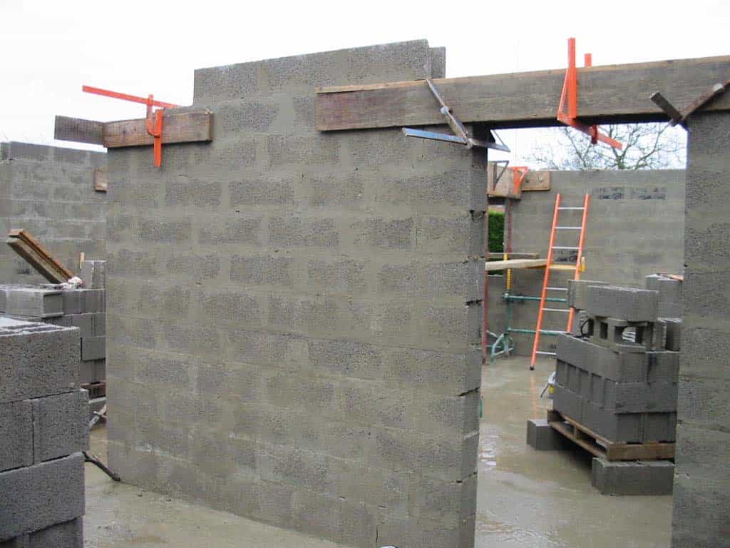 Pour monter un mur en parpaing, les parpaings se posent par rangées, en décalant les joints. © Coyau, Wikipedia, CC-BY-SA-2.5. 