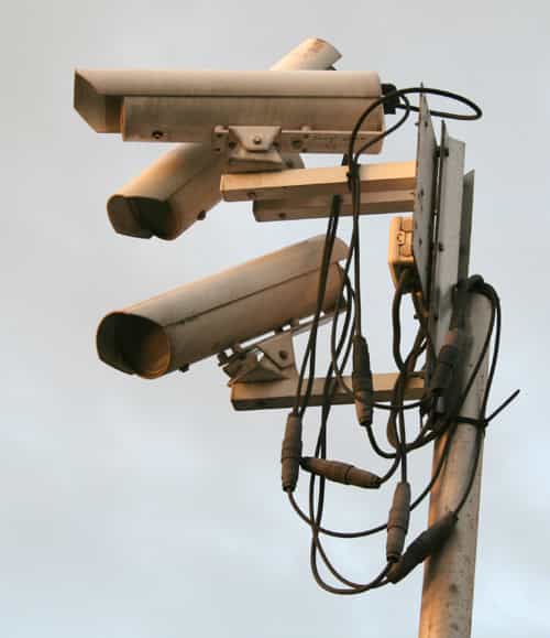 Le kit de surveillance couvre de nombreux besoins de sécurité, des alarmes aux détecteurs de mouvements. © So9q, Wikimedia Commons, CC BY-SA 3.0
