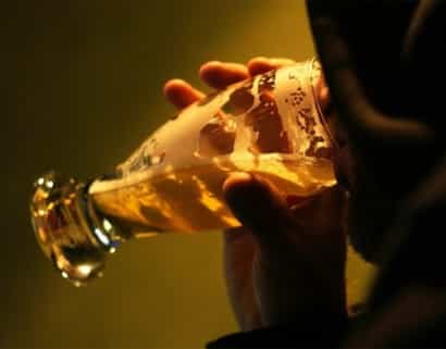 Le binge drinking peut mener à des dommages cérébraux et à des comportements à risques. © DR