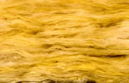 La laine de verre peut servir à isoler des conduites d'eau. © Olga Kovalenko