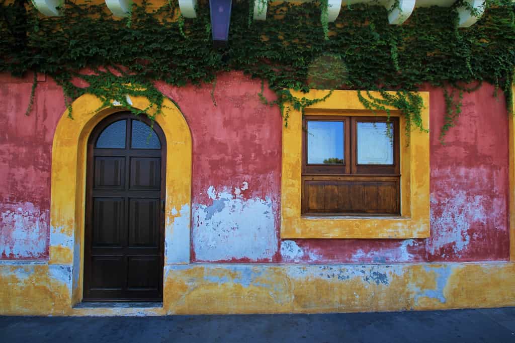 Une maison colorée du village Stromboli (Italie). © Jacky Jeannet, Adobe Stock