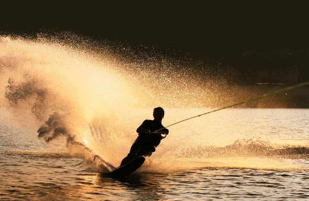 Une chute à ski nautique peut provoquer le syndrome du canadair. © Fotolia