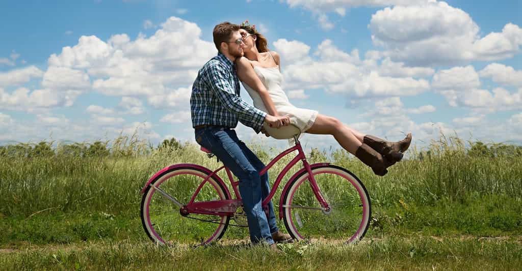 En couple ou en famille, le road trip en vélo apparaît comme un beau moyen de découvrir la planète. © 3194556, Pixabay, Pixabay License