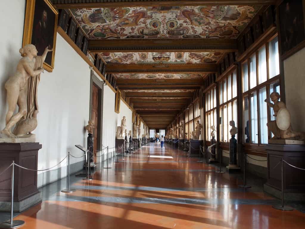 Le plafond richement décoré de la galerie du deuxième étage de la galerie des Offices à Florence. © Petar Miloševic, Wikimedia Commons, CC by-sa 4.0