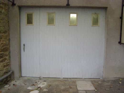 La porte de garage coulissante pour un gain de place. © DR