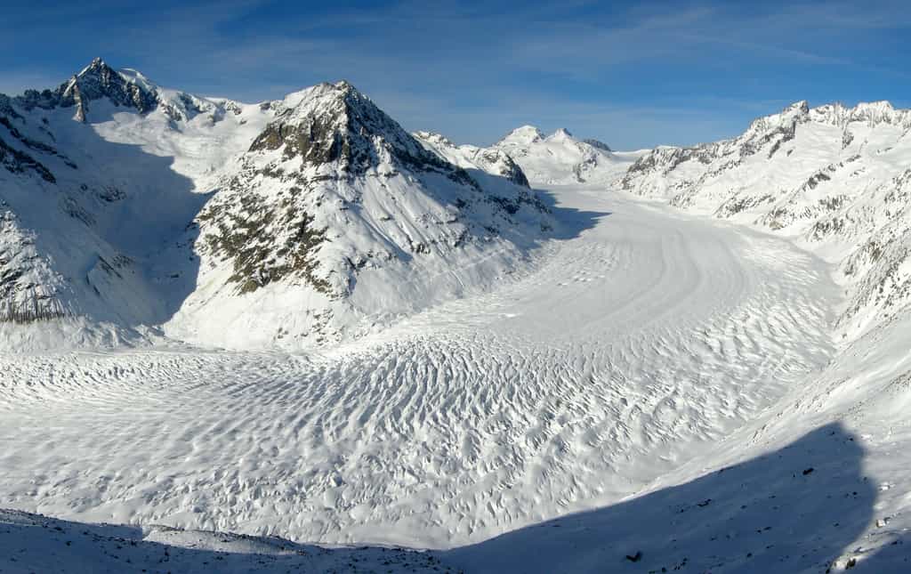 Dans les Alpes, le grand glacier d'Aletsch vu de l’Eggishorn, dans le Valais en Suisse. © Tobias Alt, Tobi 87, Wikimedia Commons, CC by-sa 4.0