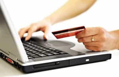 Internet est un bon moyen d'acheter ses cadeaux de Noël, à condition de prendre des précautions. © Ferenc Cegledi