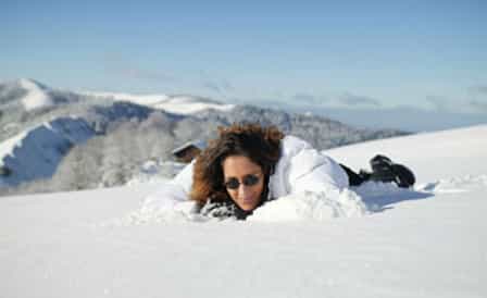 Baume à lèvre, crème solaire, lunettes... Protégez-vous du soleil durant les sports d'hiver ! © Phovoir