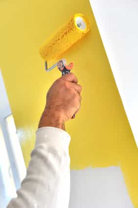 Lessiver un mur permet de le préparer pour le peindre ou lui redonner son éclat. © pgm