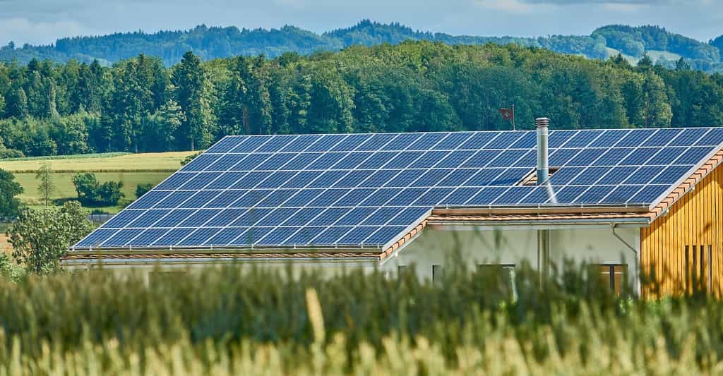 Des panneaux solaires installés sur le toit d’un logement peuvent permettre à ses habitants d’autoconsommer l’électricité produite. © RoyBuri, Pixabay License