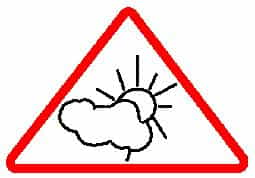 Les médicaments contenant des molécules favorisant la photosensibilisation sont apposés de ce logo triangulaire contenant un soleil et un nuage. © DR