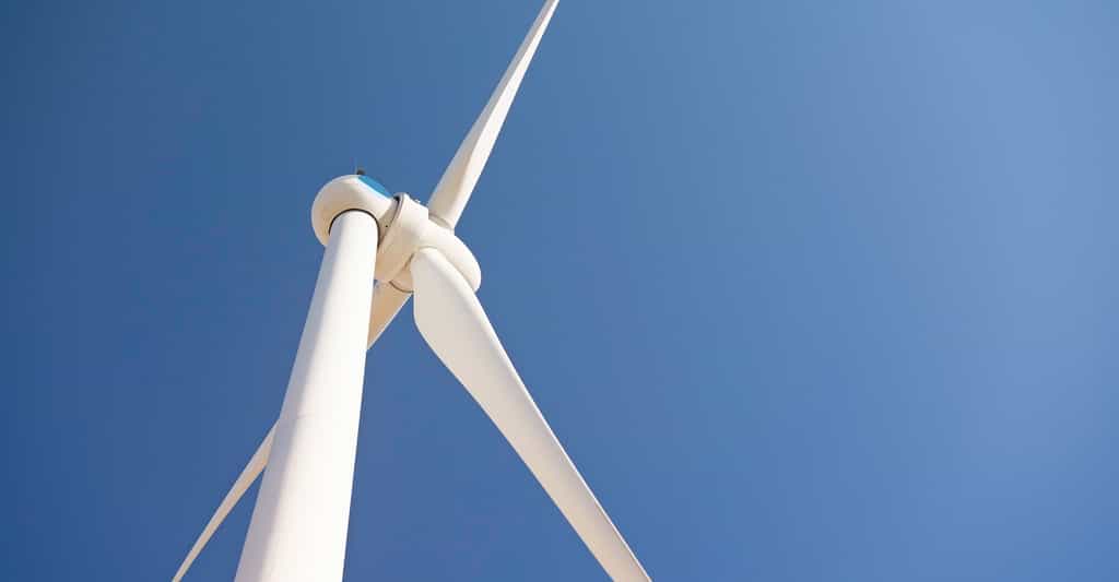 Même si les pales des éoliennes ne représentent qu’une faible part de leur poids total, leur recyclage pose problème. Un problème que l’arrivée sur le marché de composites thermoplastiques devrait aider à résoudre. © www_slon_pics, Pixabay License