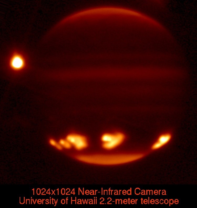 Sur cette image prise en 1994 avec le télescope de l'Université d'Hawaï en infrarouge, on voit les impacts des fragments de la comète Shoemaker-Levy 9 sur Jupiter. © University of Hawaii