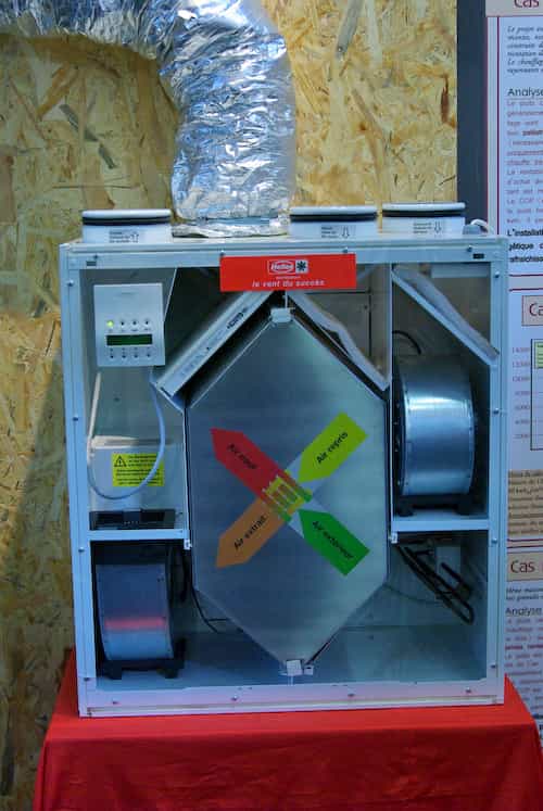 Coupe d’une VMC double-flux montrant les ventilateurs et l’échangeur central. © A. Bosse-Platière - Terre vivante 