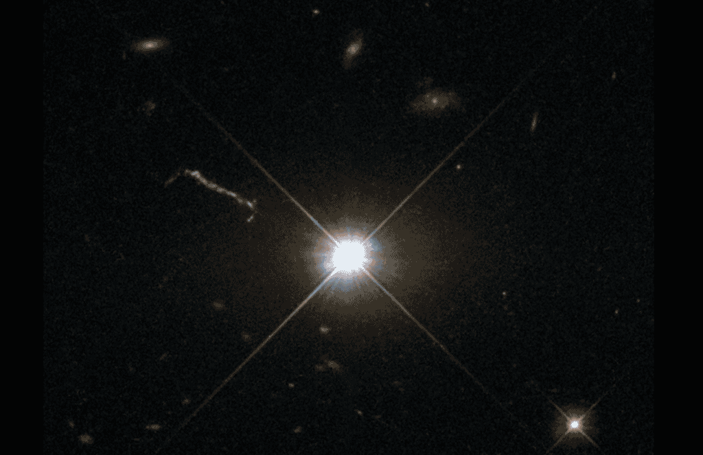 Image optique du quasar 3C 273, obtenue avec le télescope spatial Hubble. Le quasar réside au cœur d’une galaxie elliptique géante de la constellation de la Vierge, à une distance d'environ 2,5 milliards d'années-lumière. Un jet de matière provenant des régions centrales de la galaxie est visible à gauche de l'image. © CNRS, ESA, Hubble & Nasa