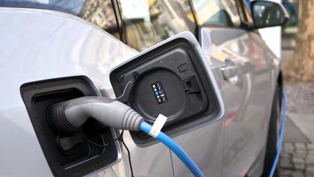 La charge d’une voiture électrique à domicile peut prendre jusqu’à 10 heures. Si elle est plus rapide sur une borne de recharge, faire le plein d’électricité reste pour l'instant beaucoup plus long que de réaliser le plein d’essence. © Bouygues
