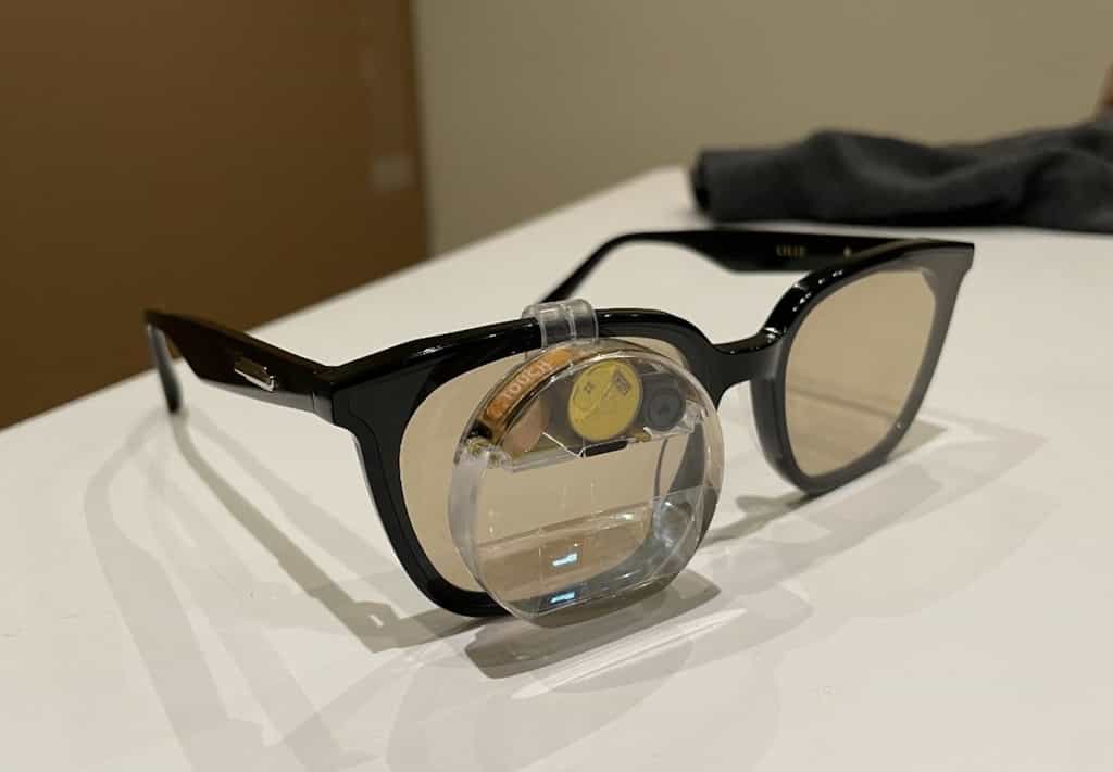 « rizzGPT » a été conçu avec Monocle de Brilliant Labs, un affichage de réalité augmentée qui se clipse sur les lunettes. © Bryan Chiang