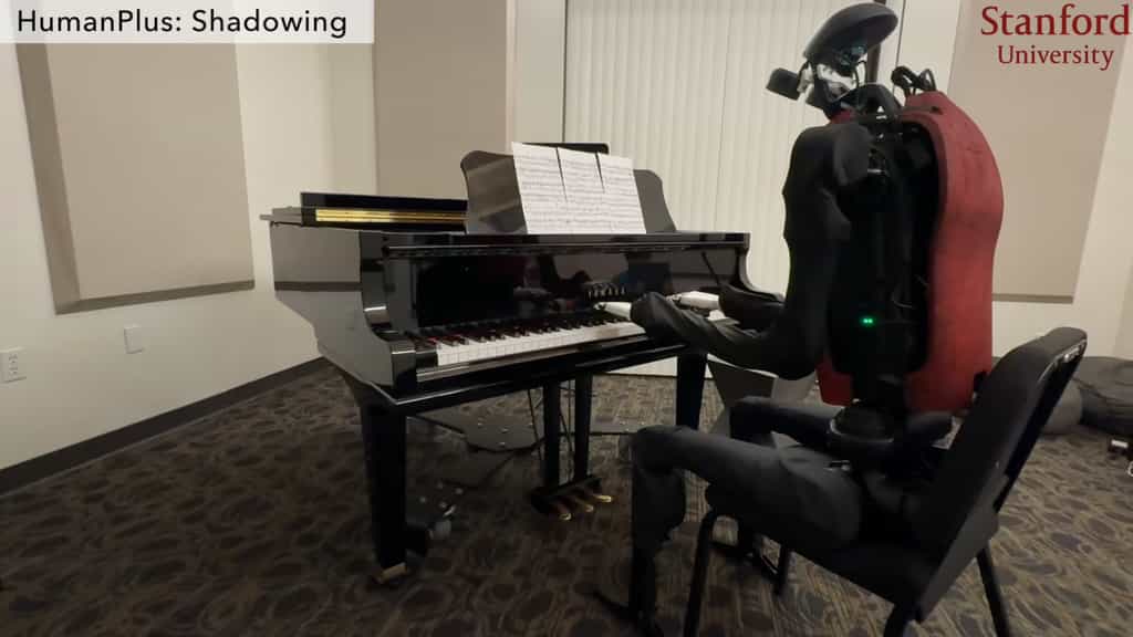 Le robot joue au piano en imitant les gestes d’un humain. © Université Stanford