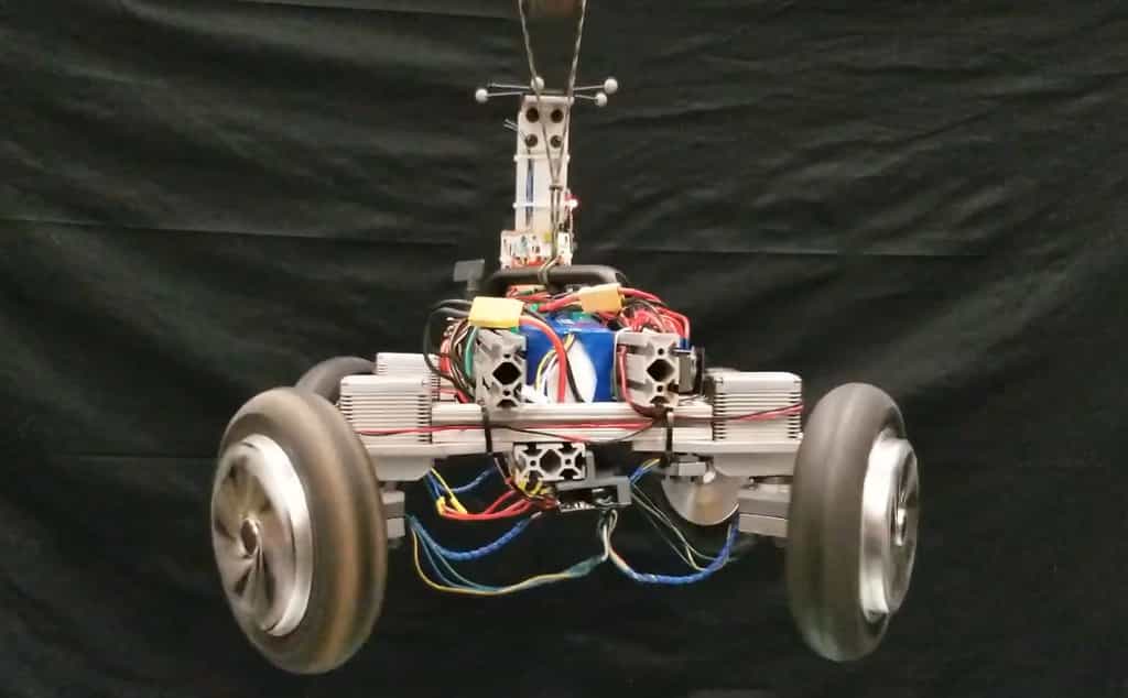 Le robot Agro peut se redresser pendant sa chute grâce à ses quatre roues motrices. © Académie militaire de West Point