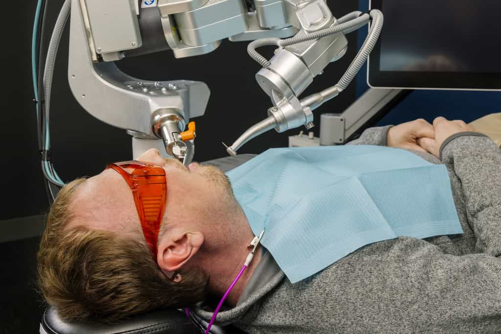 Le robot dentiste de Perceptive qui intervient sur un patient. © Perceptive