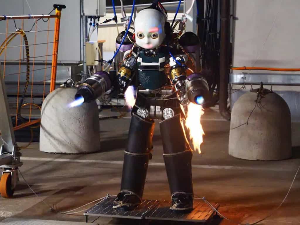 Équipé d’un jetpack, le robot iCub devient iRonCub, un robot volant pour les opérations de secours. © Institut italien de technologie