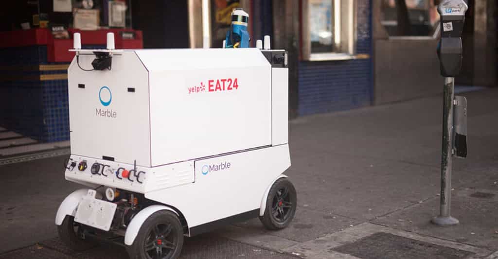 Le robot livreur de la société Marble a été retenu par le service de livraison de repas Yelp Eat24. Chaque livraison sera suivie à distance par un opérateur et sur le terrain avec un accompagnateur qui suivra le robot. © Marble