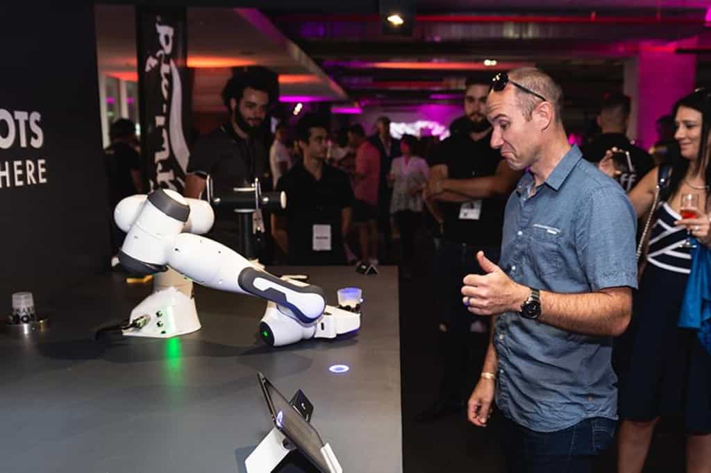 Le robot barman a fait ses premières armes lors d'un concert de musique à Nice en juillet 2018. © Majordam