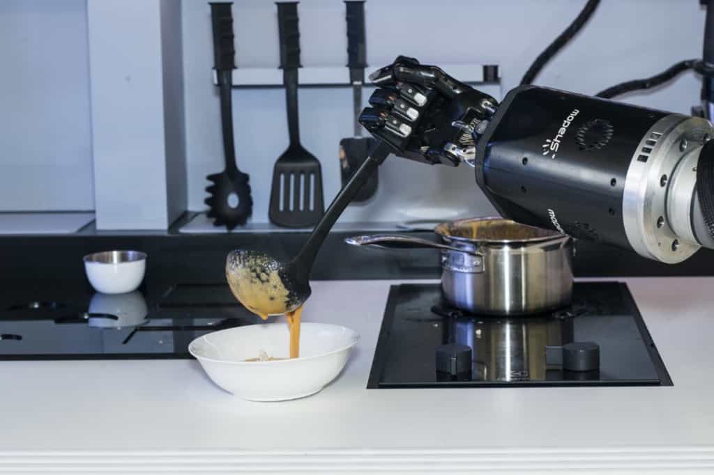 Le Moley Kitchen est doté de deux bras robotisés qui sont dotés de « mains » reproduisant fidèlement les mouvements des doigts humains. © Moley Robotocs