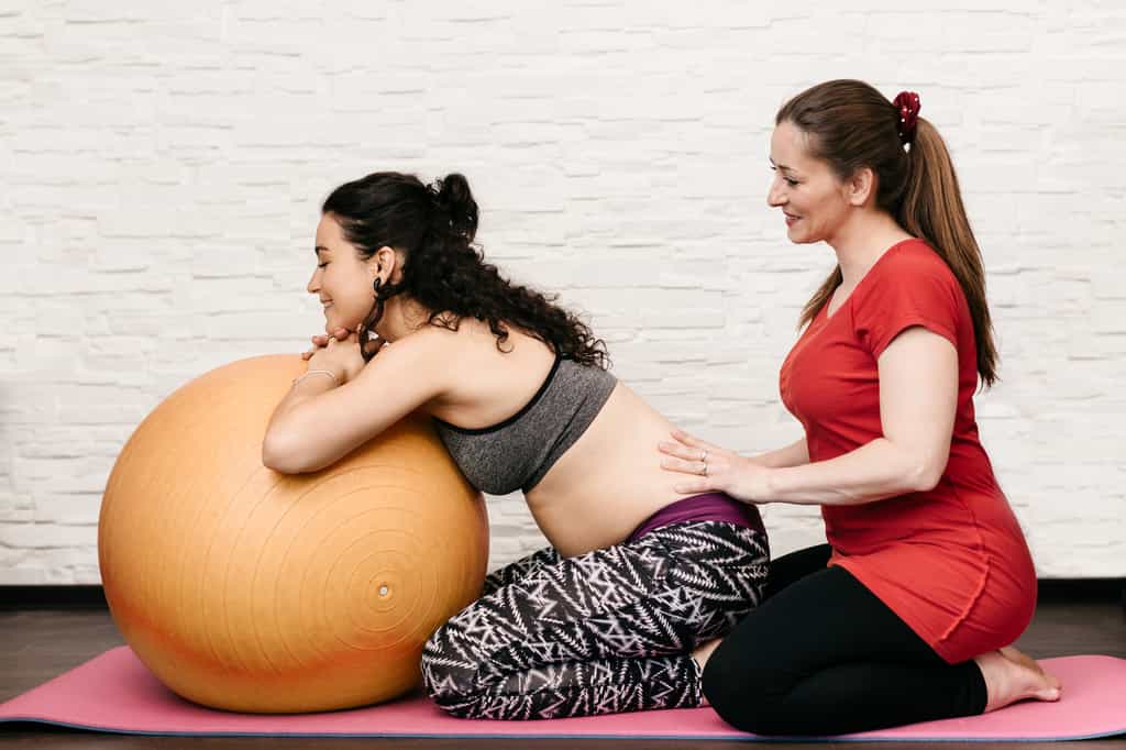 Une des missions de la sage-femme est de proposer des cours de préparation à l’accouchement ou des séances de yoga afin d’aider la maman dans les derniers moments de grossesse. © Newman Studio, Fotolia.