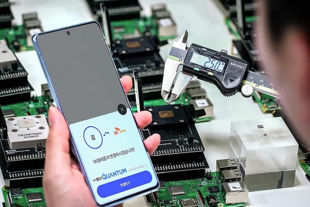 Basé sur un Samsung Galaxy A, le mobile exploite une minuscule puce permettant de générer des nombres aléatoires grâce à une technologie quantique. © SK Telecom