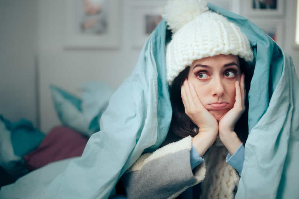 Froid à la maison ? Ces conseils pour rester au chaud sans (trop) de chauffage. © nicoletaionescu, iStock